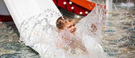 bébé dans la pataugeoire de la piscine du Roussillon à St Cyprien - camping Chadotel