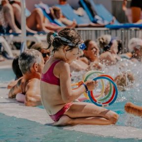 petite fille qui joue à la piscine du camping chadotel océano d'or