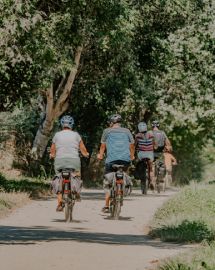 cyclistes qui roule le long de la piscine cyclable derrier le camping bahamas beach chadotel à st gilles croix de vie