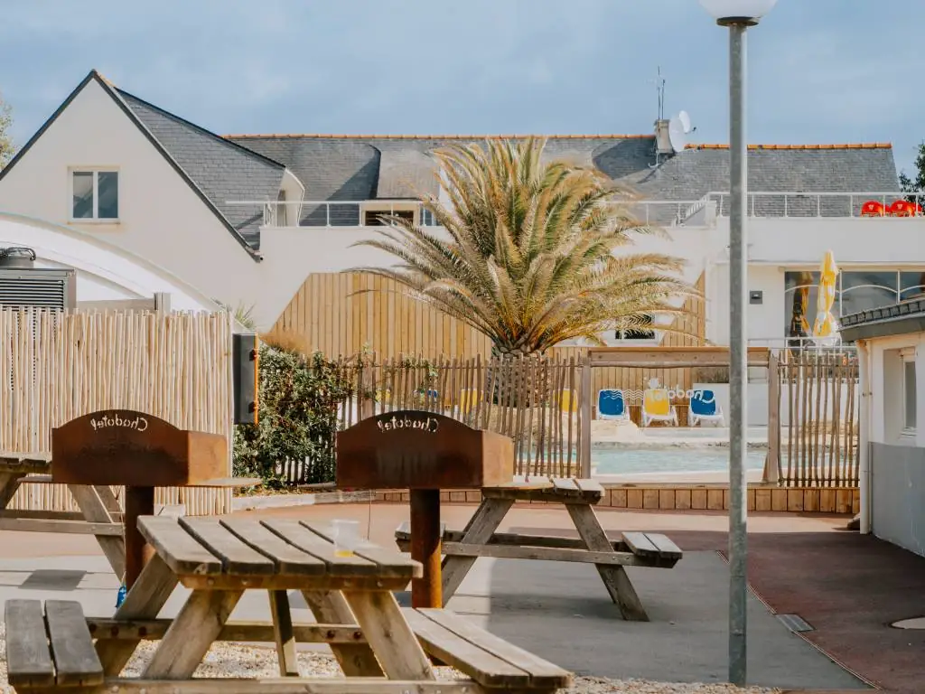 Chadotel Les Iles à Pénestin - espace barbecue et tables de pique-nique