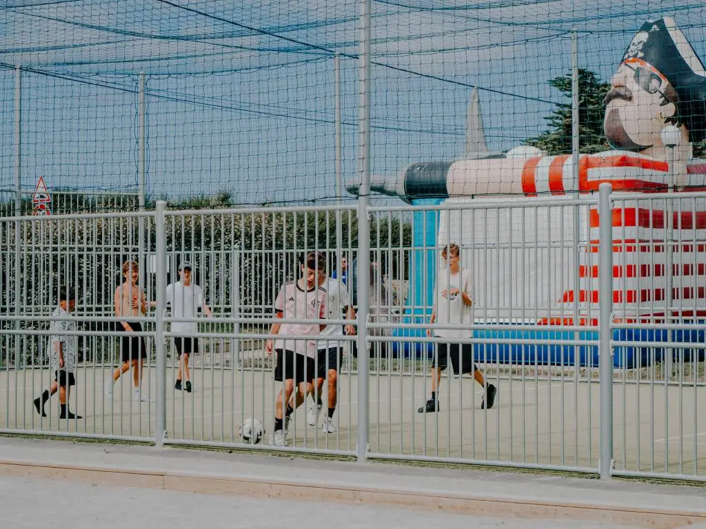 Chadotel Les Iles à Pénestin - partie de football entre ado sur le terrain multisports