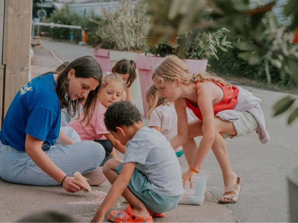 Chadotel Les Iles à Pénestin - activité dessin à la craie au club enfants chadokids