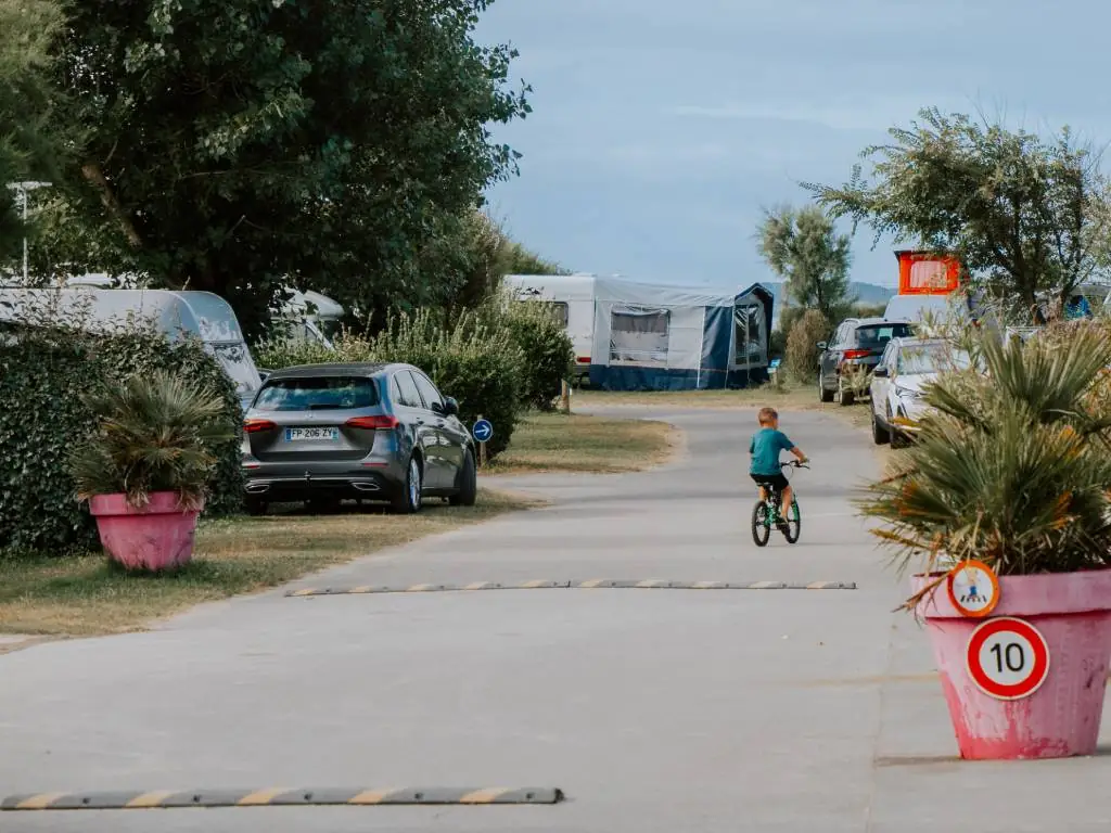 Chadotel Les Iles à Pénestin - allée avec les emplacements nus